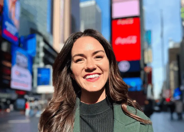 Image of smiling brunette woman in New York 